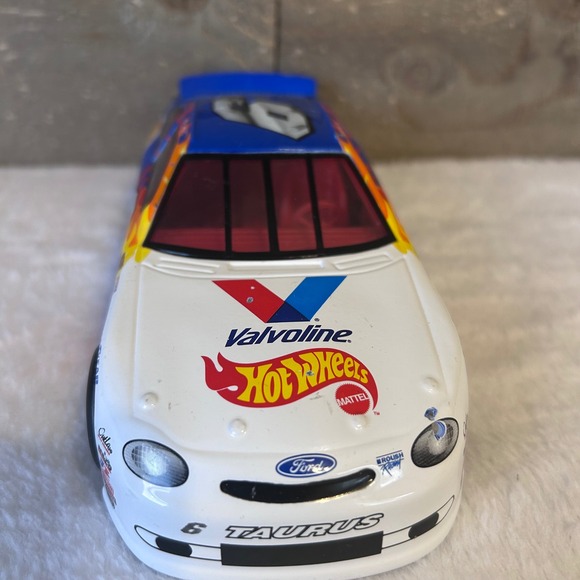 Hot Wheels NASCAR Car Number 6 Mark Martin 1:24 Valvoline Ford Taurus - Picture 4 of 9